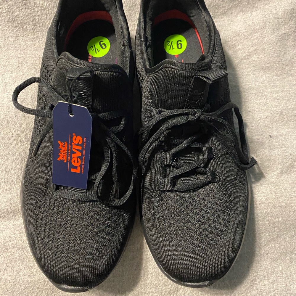 Men’s Levi 9 1/2 tennis shoes